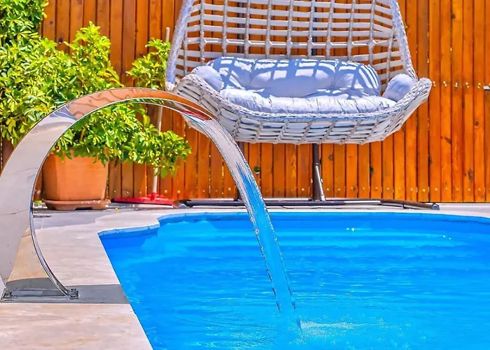 Uezuemlue 1 Bedroom Secluded With Private Pool Hot Tub ヴィラ カルカン
